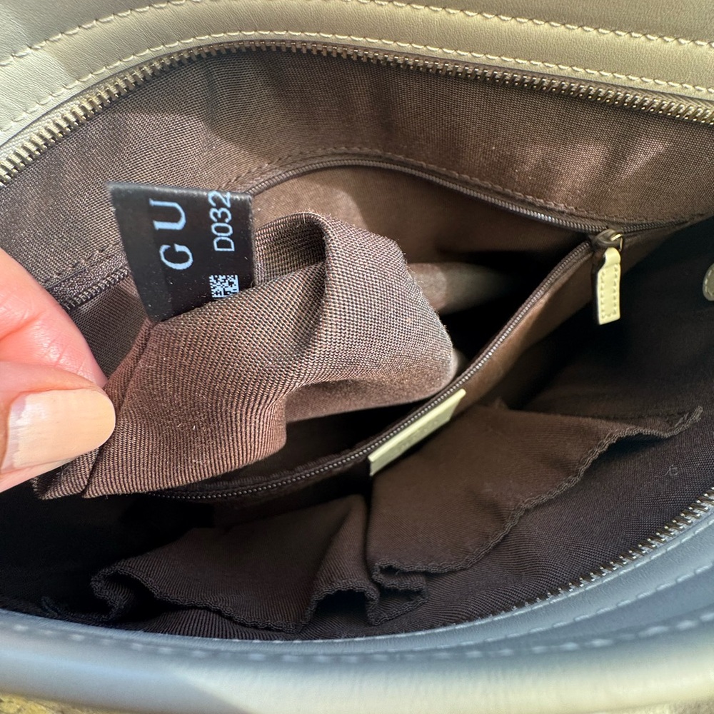 Gucci Beige Monogram Shoulder Bag - Picture 6 of 16